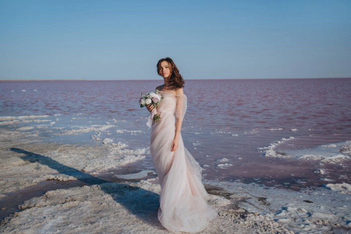 Simple wedding dress tulle