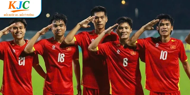 Khoảnh khắc chào cờ của đội nhà